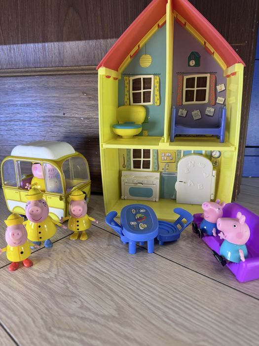 Сімʼя свинки пепи з автобусом