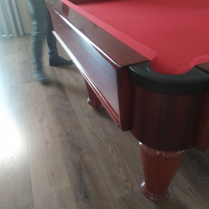 Mesa de snooker em estado de novo