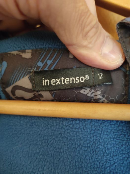 Casaco de criança "in extenso", 12 anos.
Tons de azul.
Em bom estado g