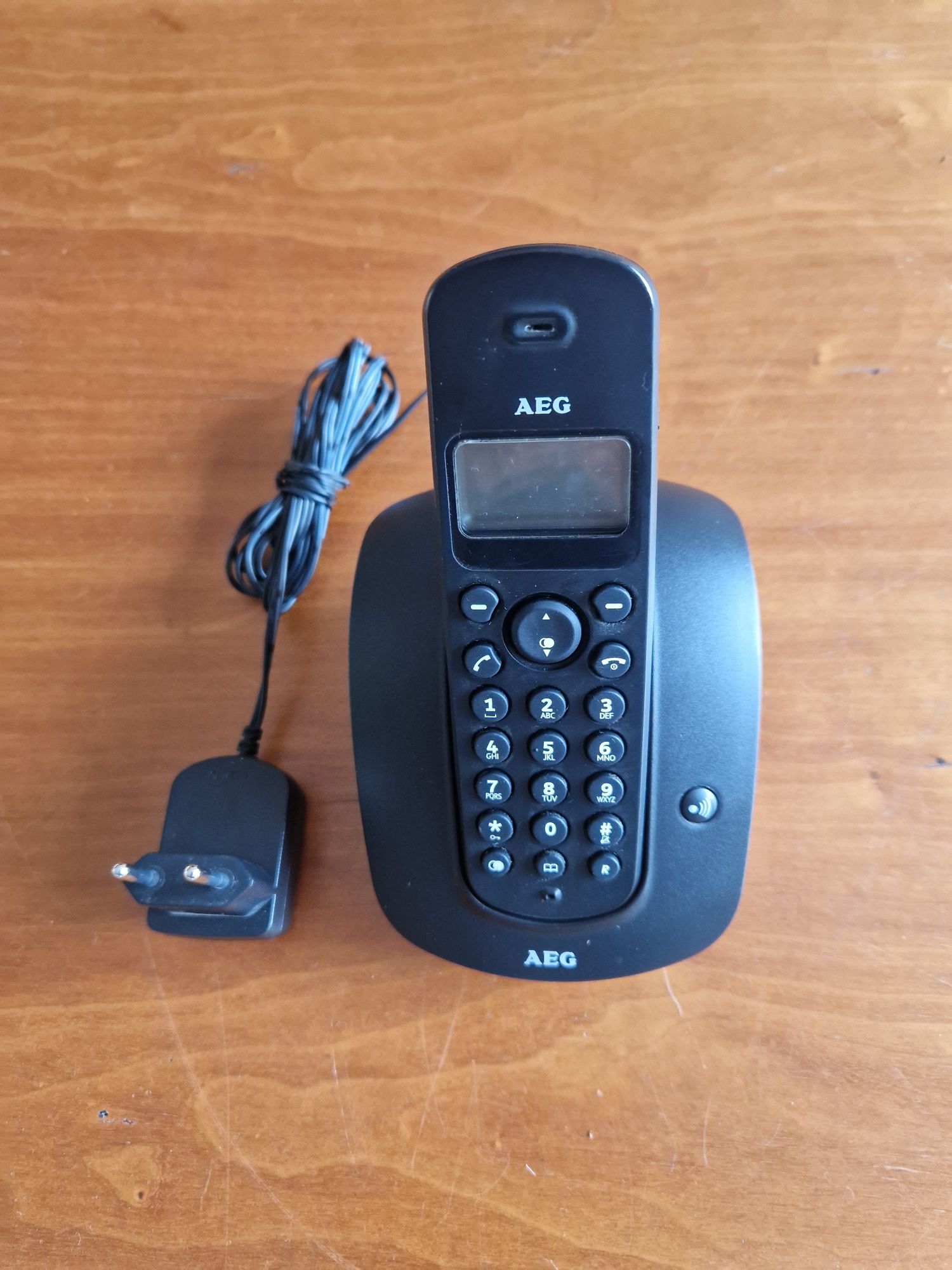 Telefone fixo "AEG Neo 100", com pilhas recarregáveis novas.