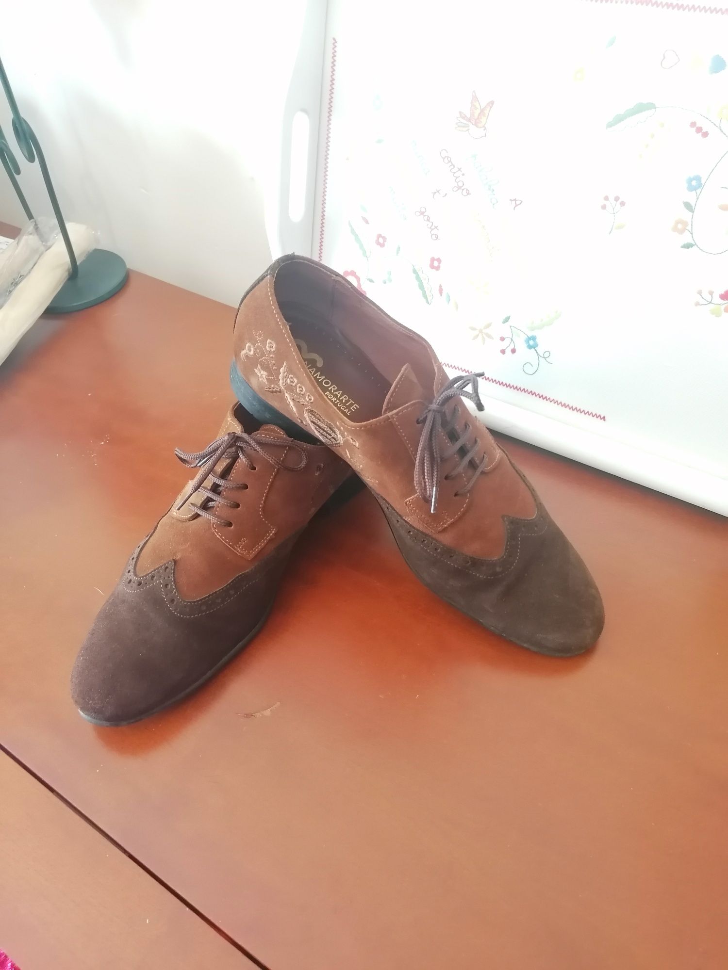 Sapatos de homem com bordado dos lenços dos namorados