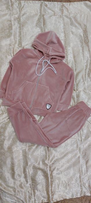 Костюм  велюровий  на замку