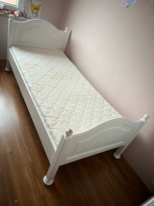 Zestaw białych drewnianych mebli łóżko szafa komody regał stolik