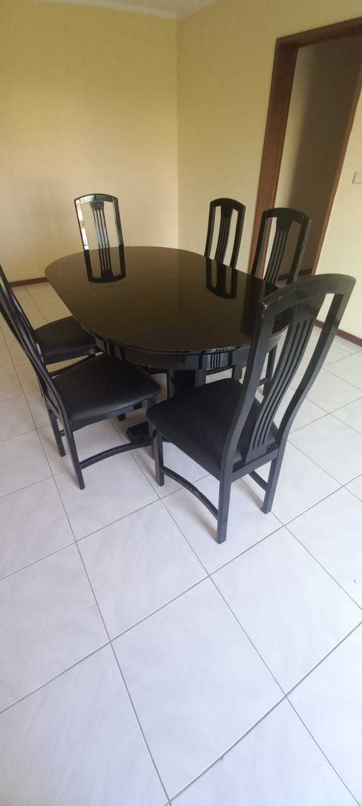 Mesa de Jantar Extensível Lacada com 6 Cadeiras