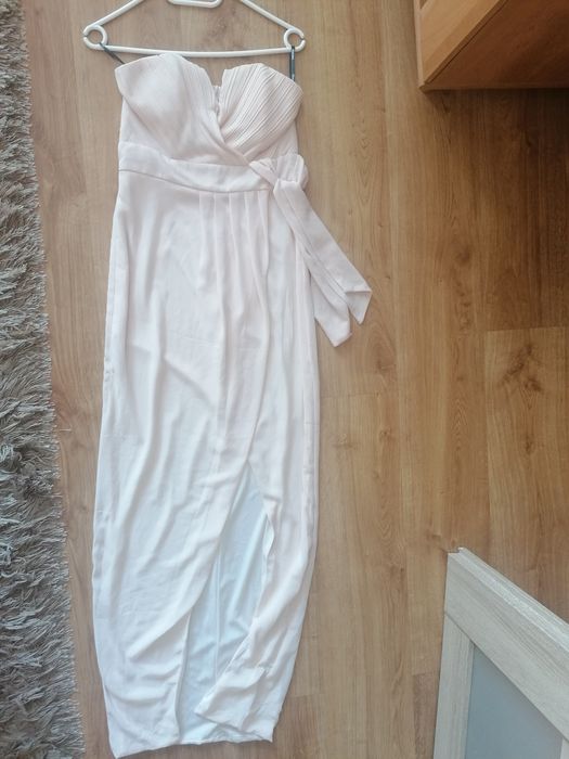 Sukienka asymetryczna rozciecie na wesele elegancka bez ramiączek