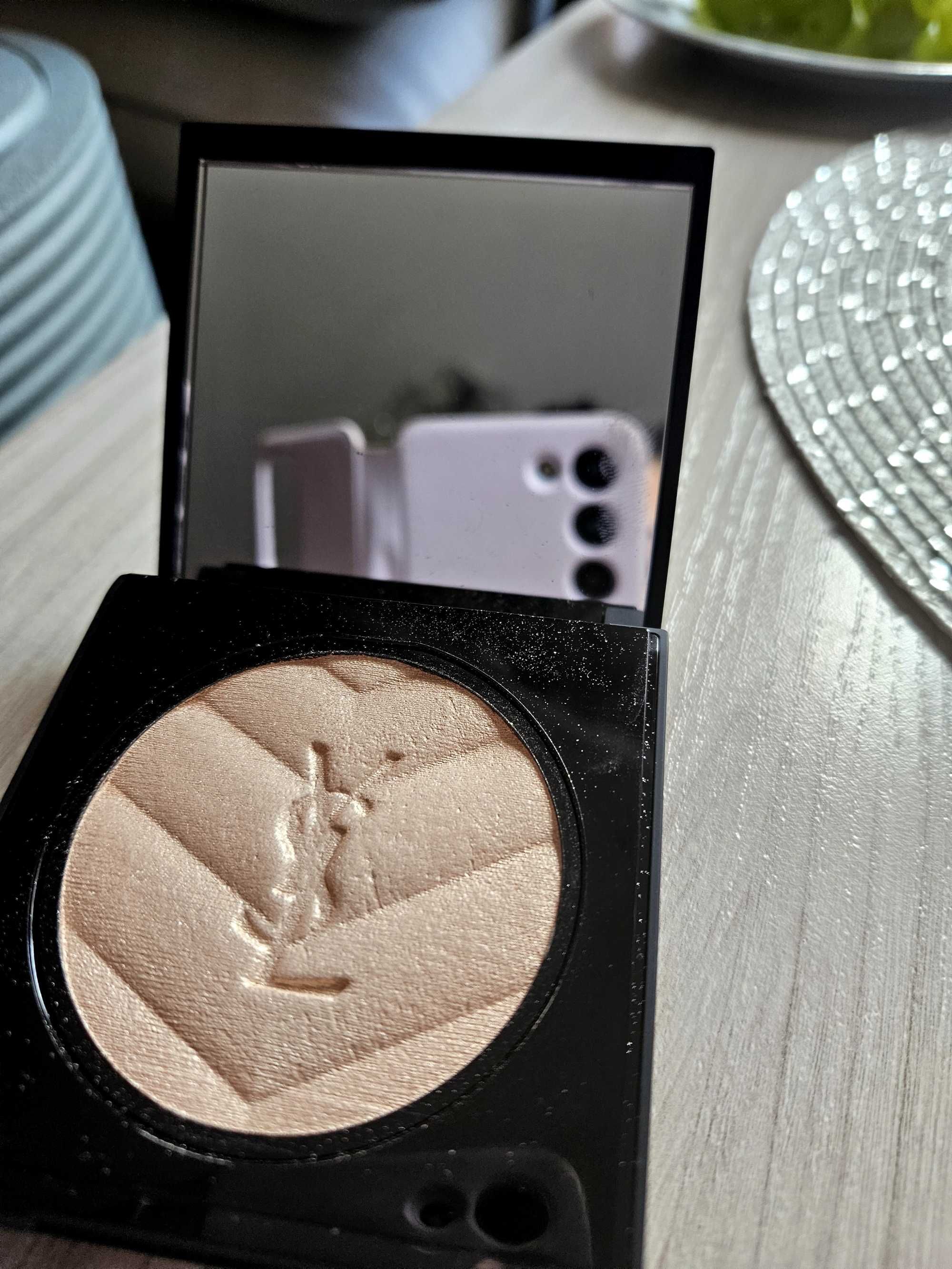 Sprzedam rozświetlacz firmy Ysl  ALL HORS ,,Hyper Luminize" nr 02