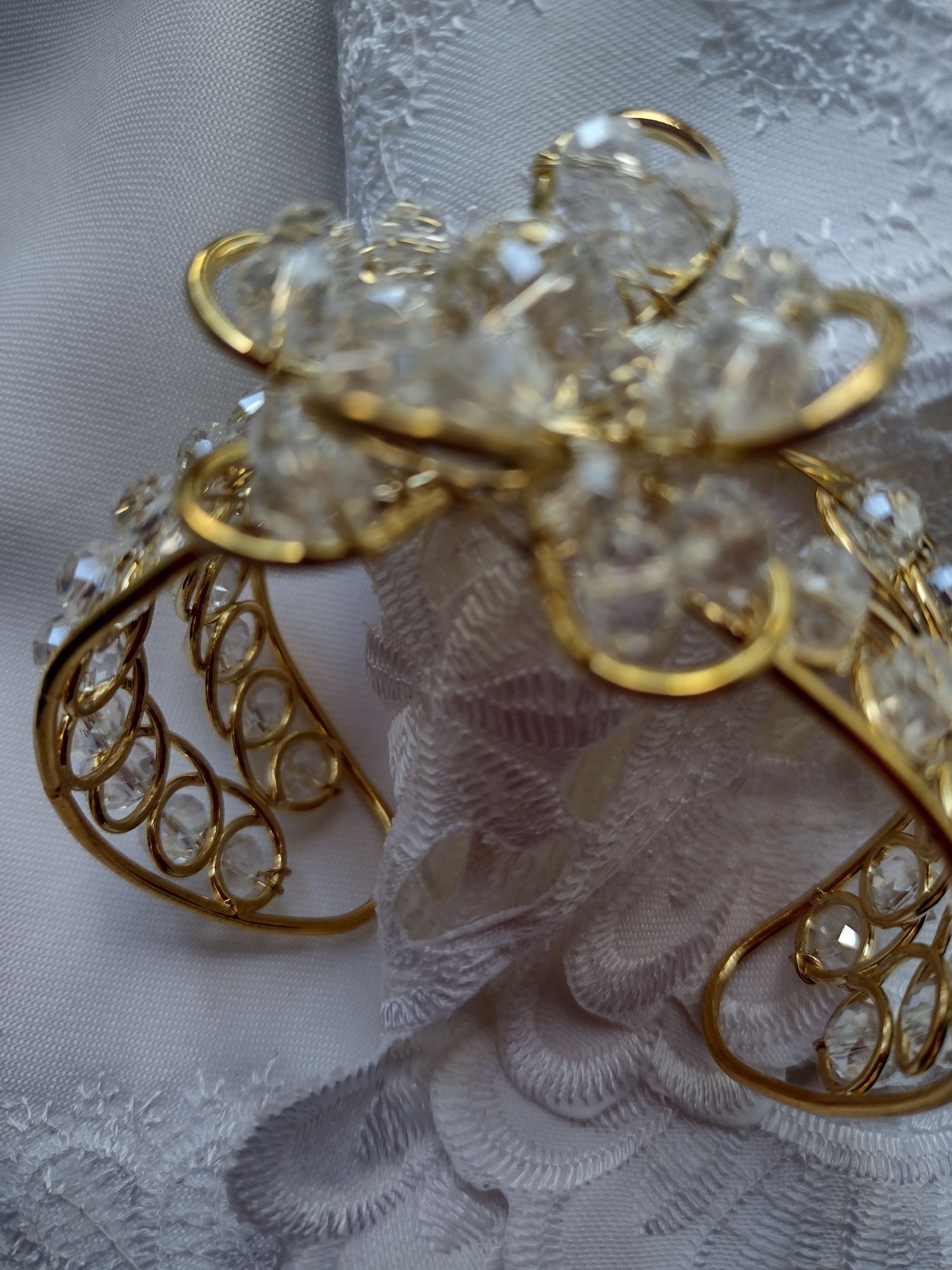 bransoletka damska kwiat z przezroczystych kryształków w złotym okuciu