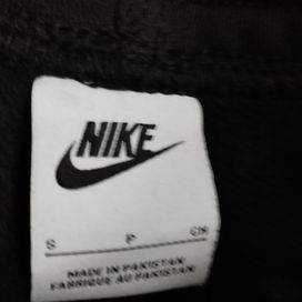 czarne spodnie Nike