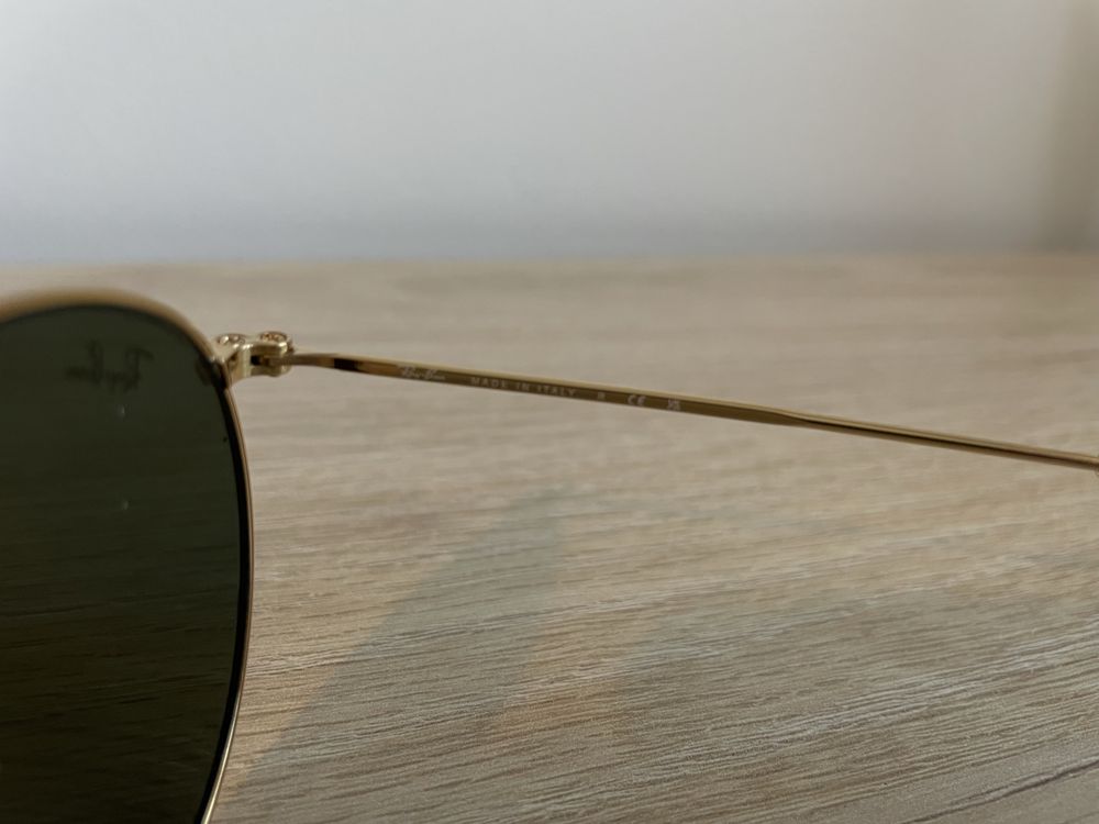 Óculos dourado da Ray-Ban
