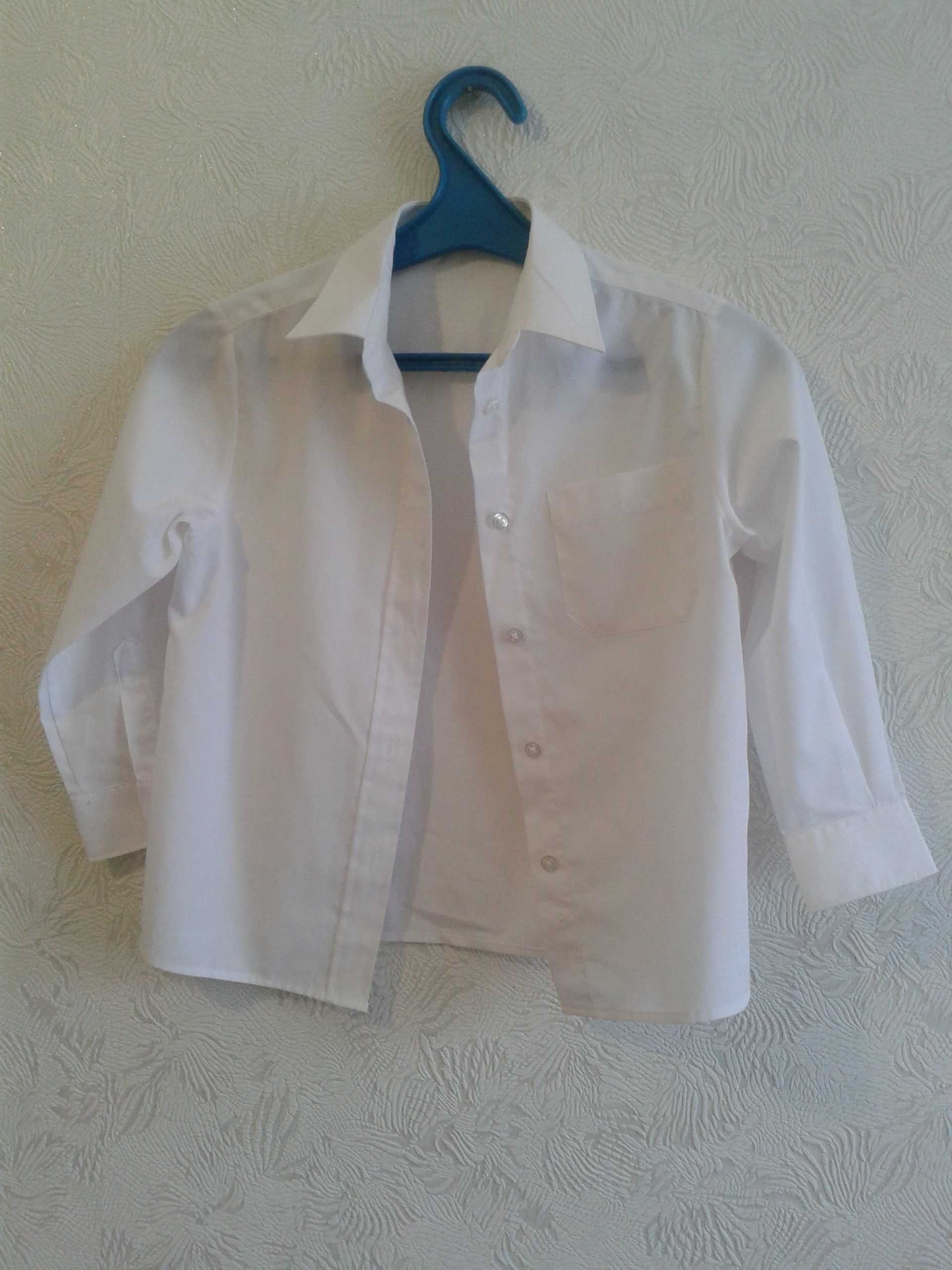 Продам белую блузку сорочку для девочки5-6. 7. лет