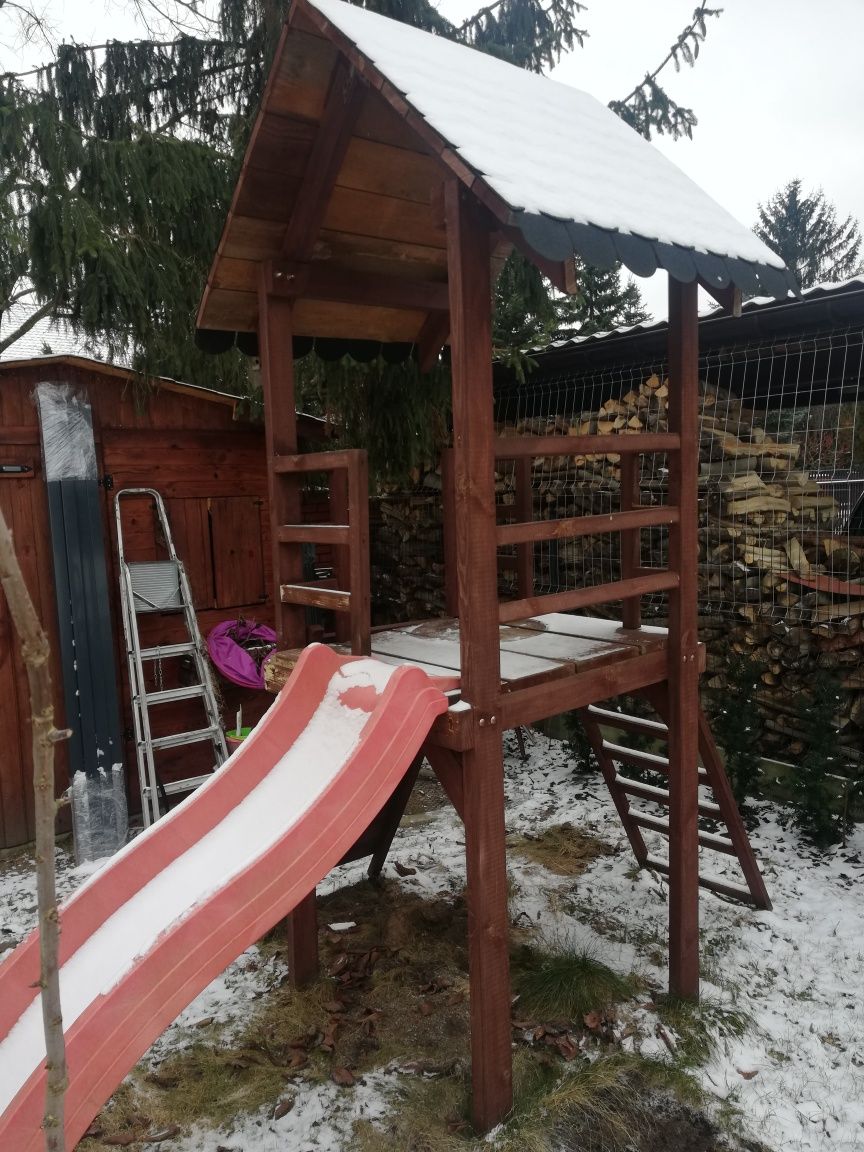Drewniany plac zabaw dla dzieci, zjeżdżalnia, ślizg, wspinaczka, domek