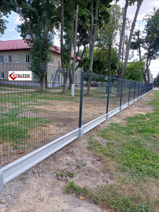 Готовий фундамент для паркану. Бетонна підмурівка. Забор огорожа пліт