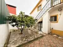 Moradia T3+1 c/ Logradouro, Sótão, Garagem e Cave, em Montalvo