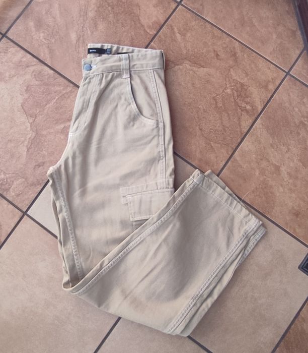 Beżowe spodnie Bershka