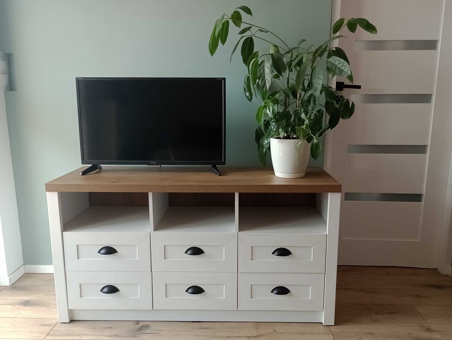 Komoda z 6 szufladami i 3 półkami.