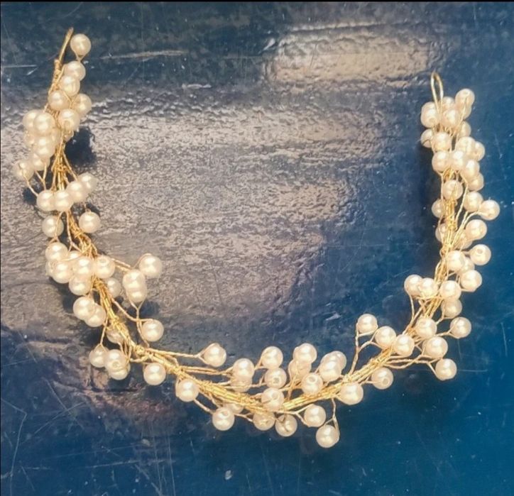 Ślubna ozdoba na włosy z perełkami