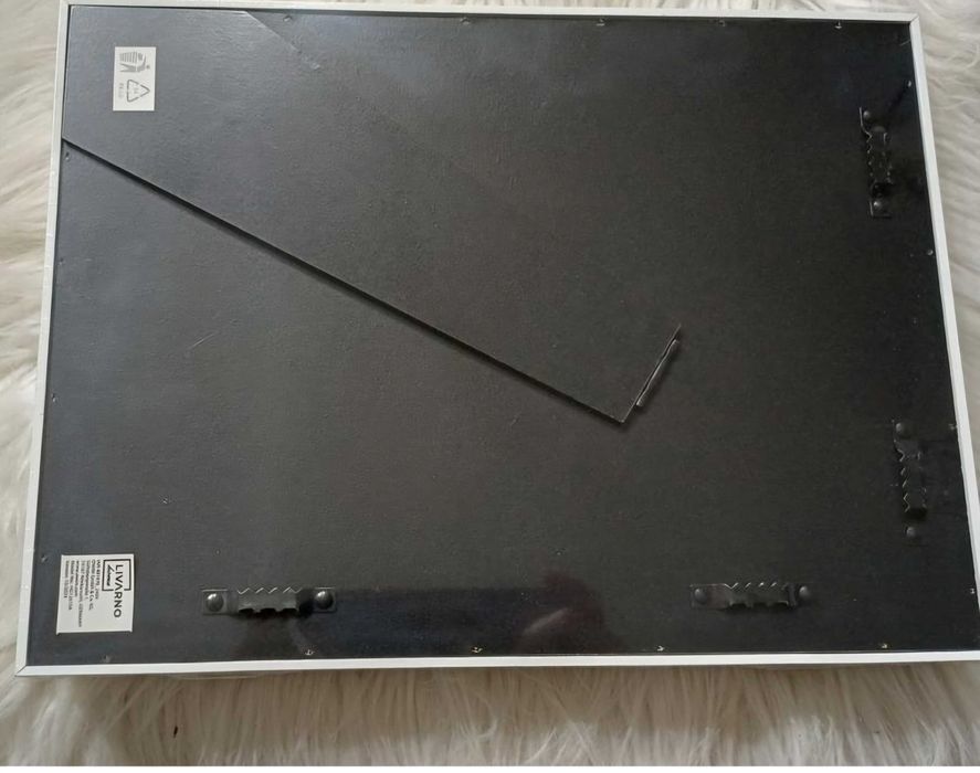 Дерев'яна рамка-шкатулка для малюнків.