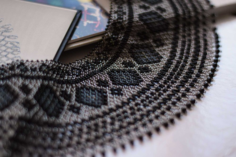 Силянка з бісеру, традиційна українська прикраса, чорна криза