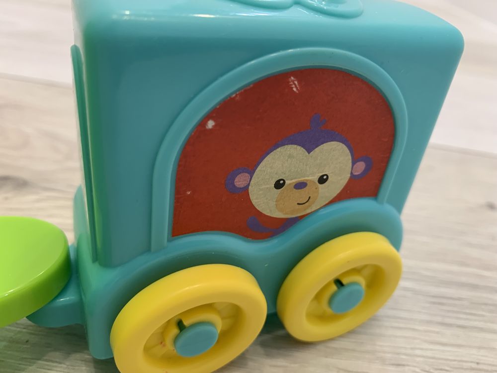 Kubeczki do układania - sprytny pociąg - piramidka Fisher Price