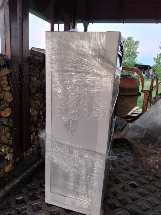 Metalowa szafa na ciuchy z zsypem