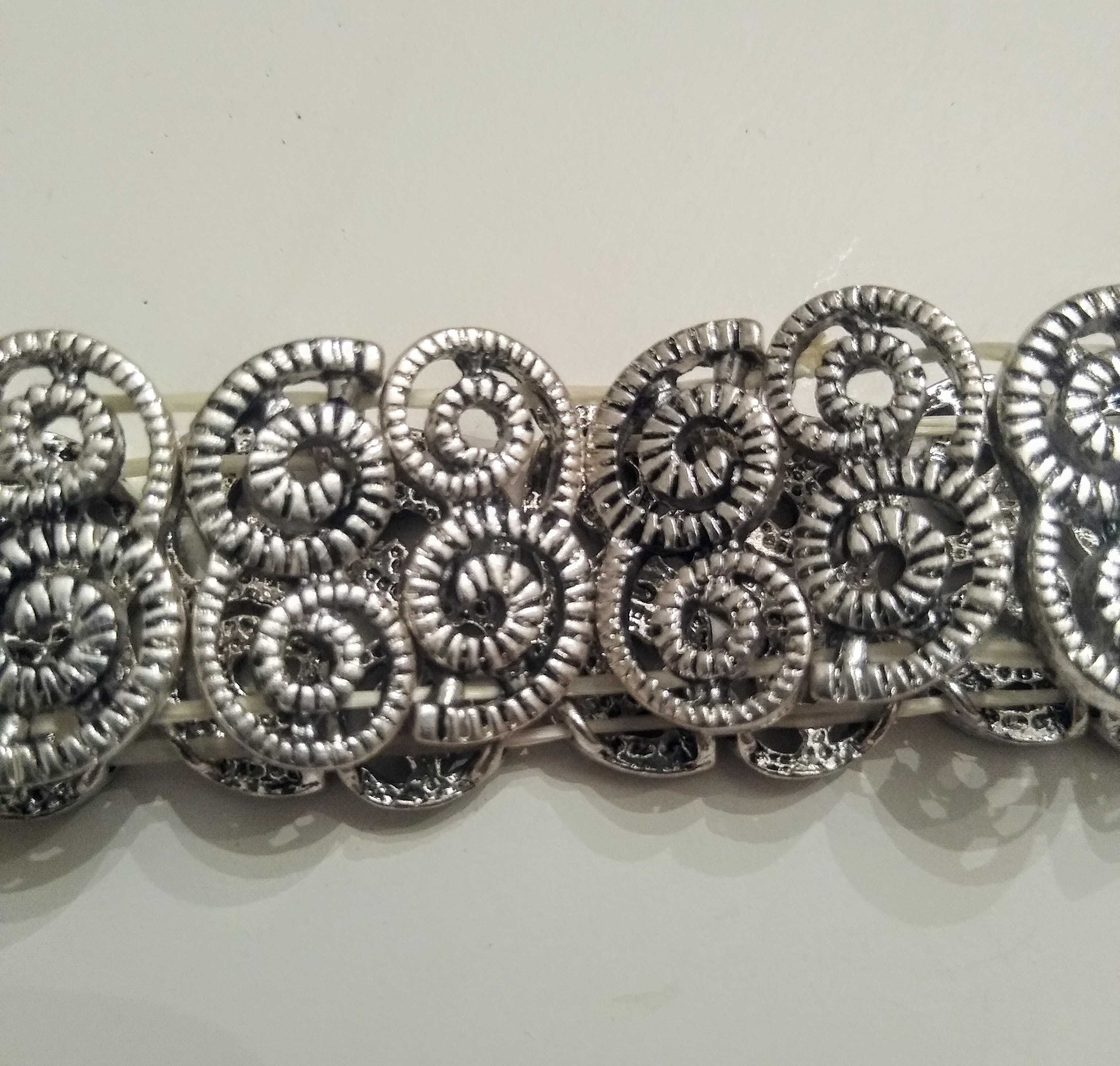 Ładna bransoletka z metalu w kolorze srebrnym
