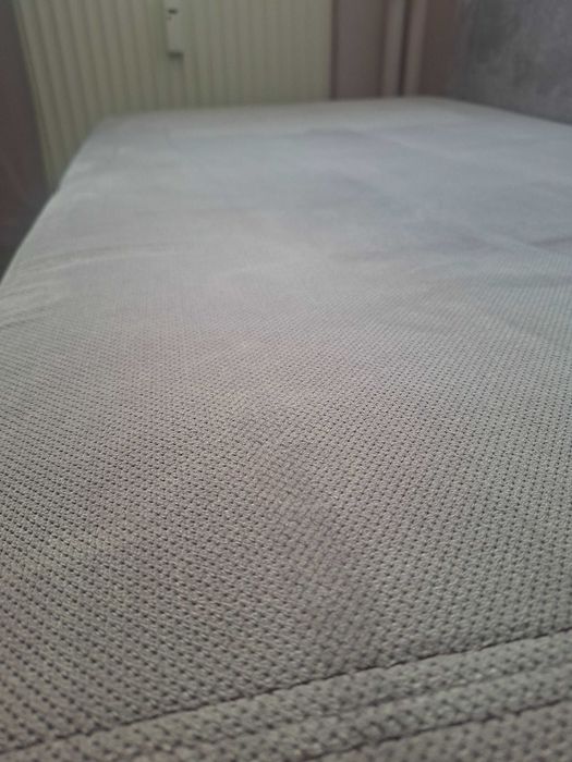 Szara kanapa w bardzo dobrym stanie