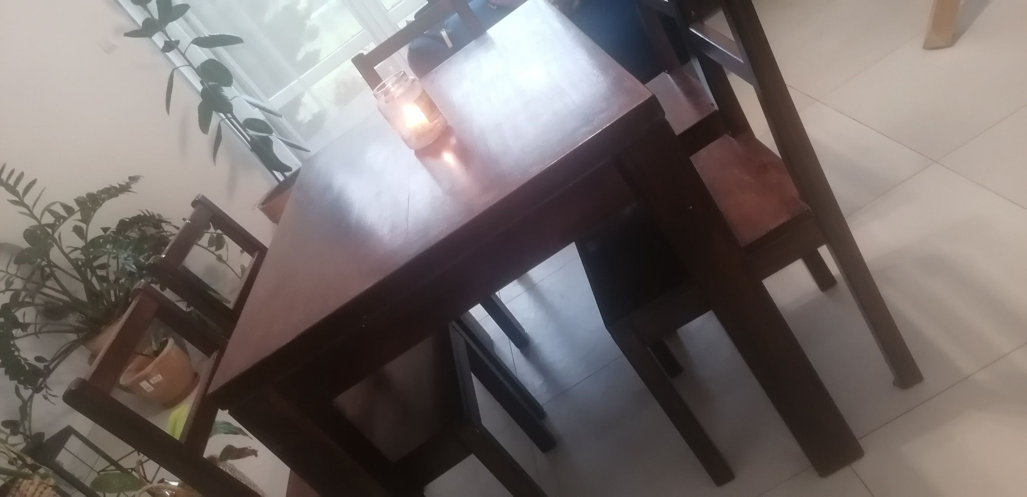 Stół drewniany i krzesła