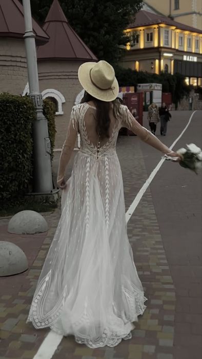 Весільна сукня з рукавом
