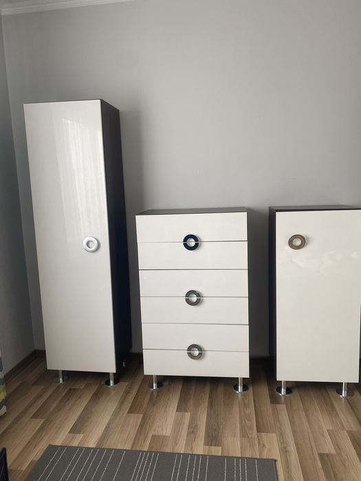 Zestaw mebli młodzieżowych biało–drewnianych BRW