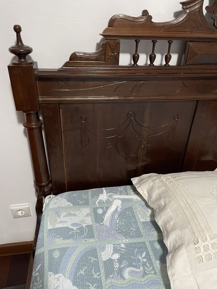 Cama antiga de madeira com estrado e colchao