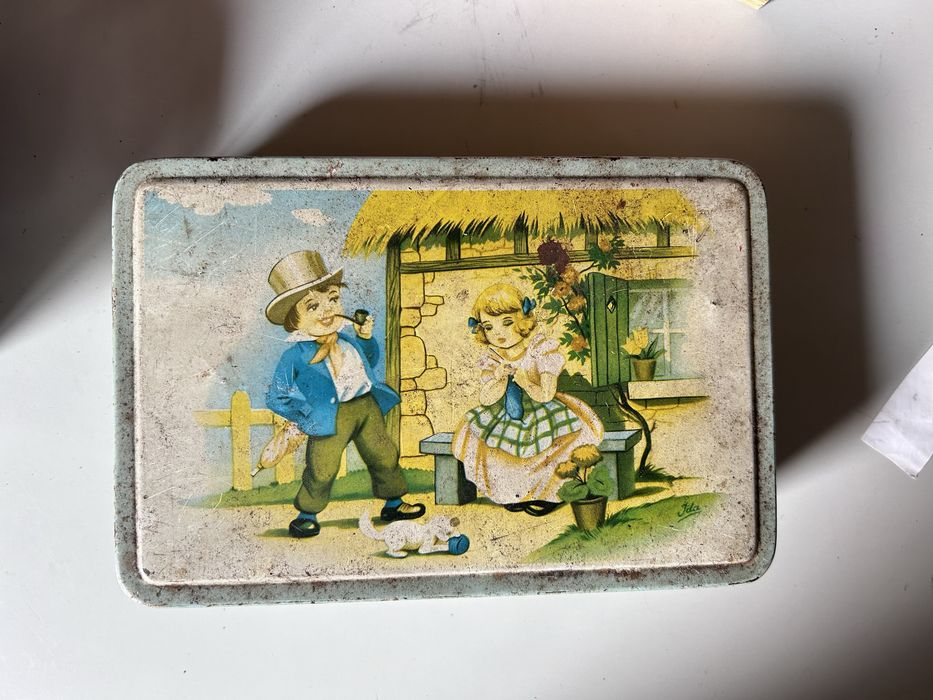 Caixa de lata antiga