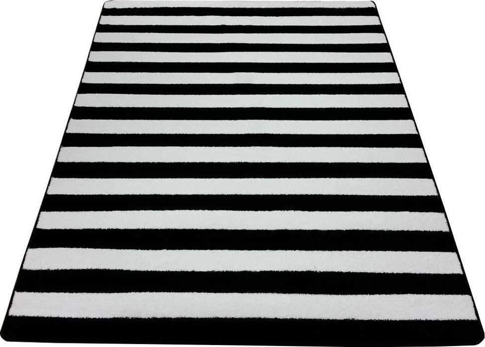 Dywan w paski czarno-biały, nowoczesny