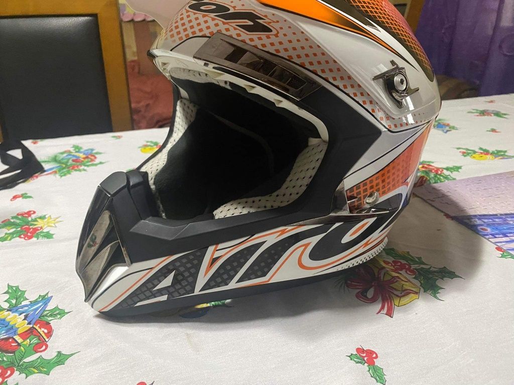 Fato e capacete mota