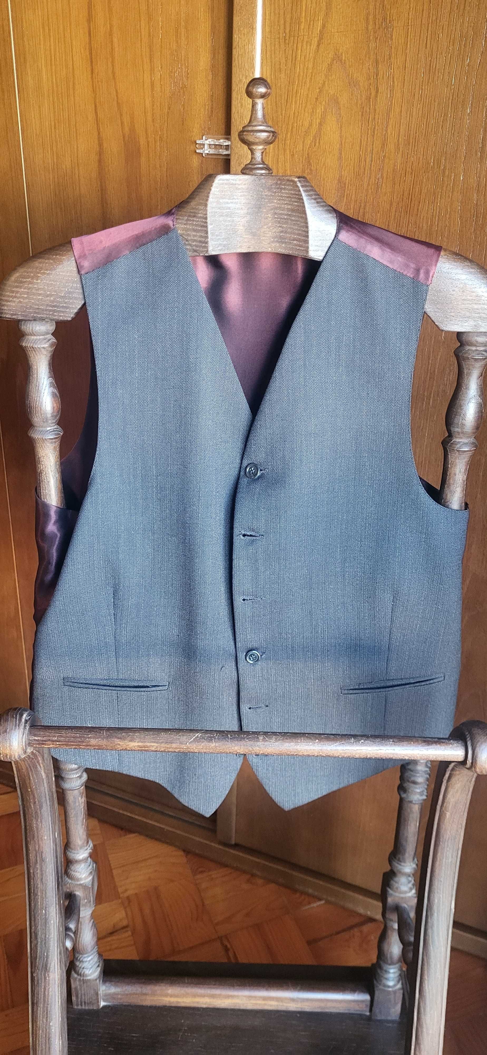 Fato completo (blazer, colete e calças) em tom cinza - tam 48