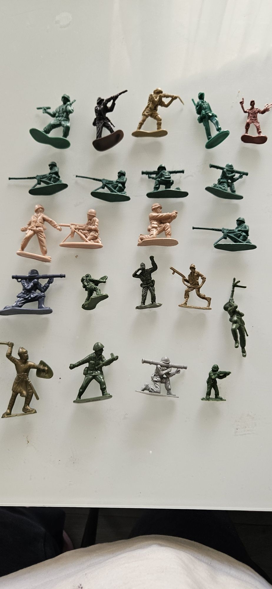Figurki żołnierzyki 22 sztuki