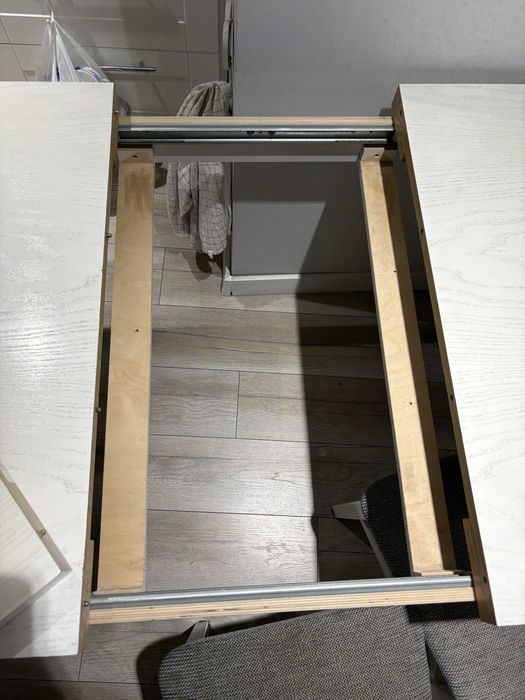 Stół jadalniany z krzesłamj