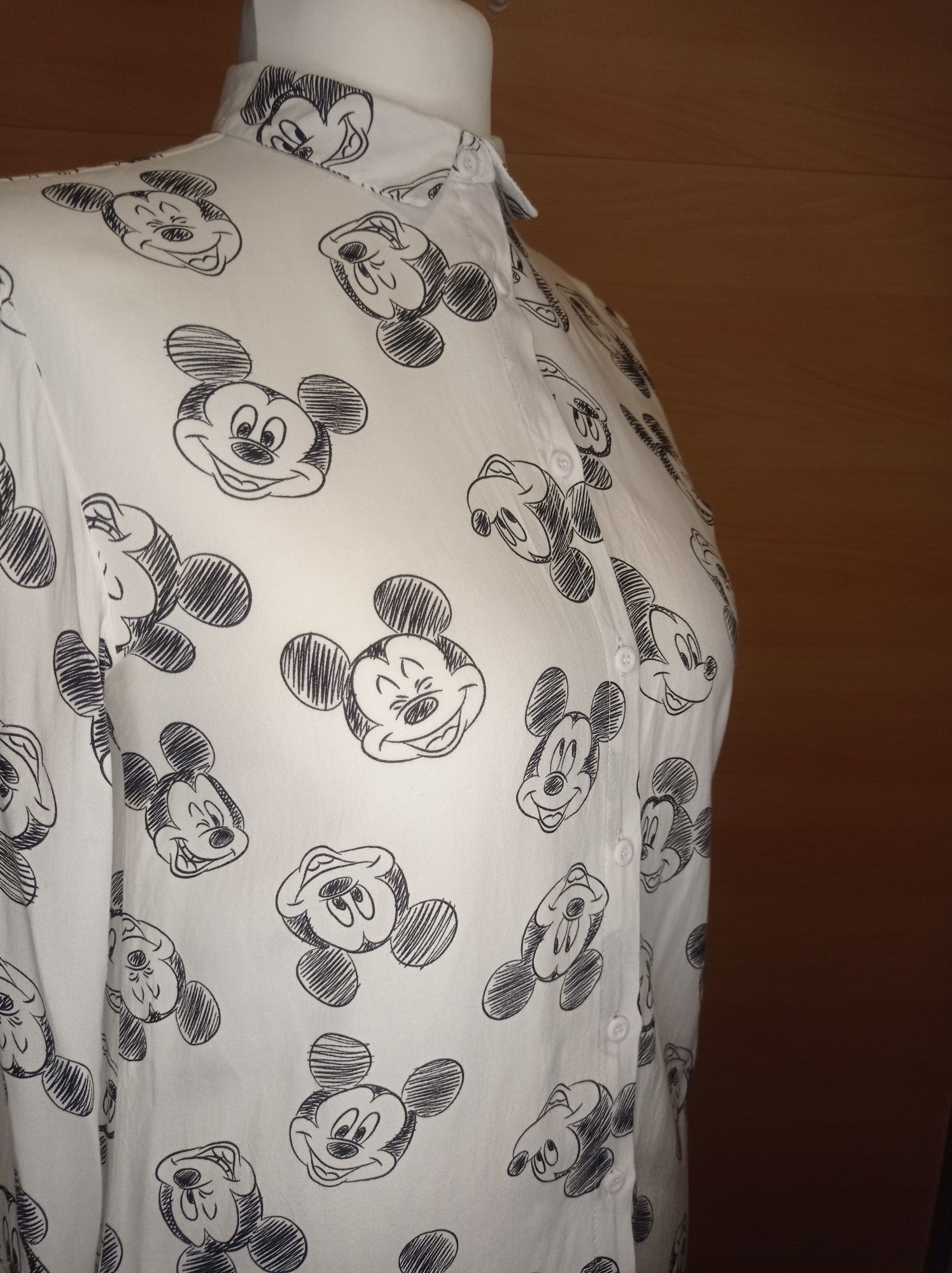 Biała koszula we wzór Myszki Miki.