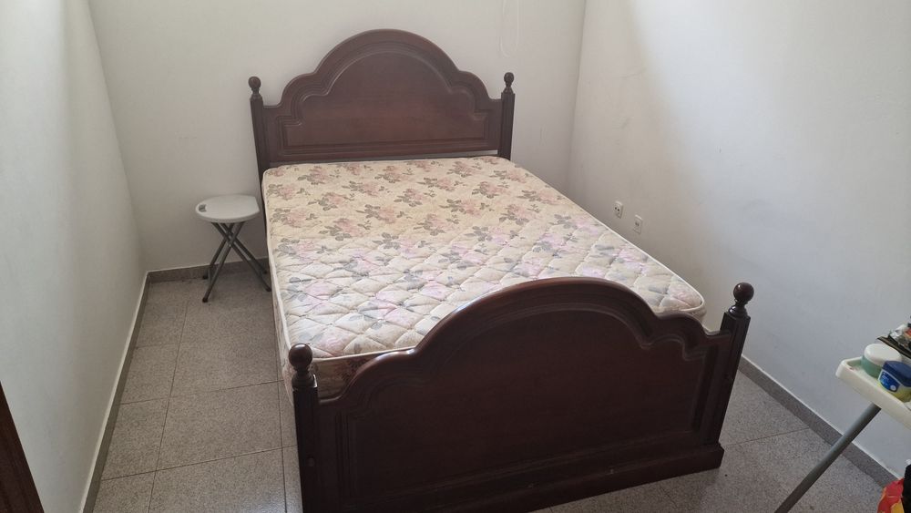 Cama de casal com colchão usado