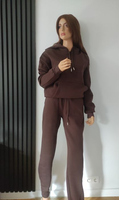 Komplet dresowy damski w rozmiarze od L i XL. 
Długość nogawki długa,
