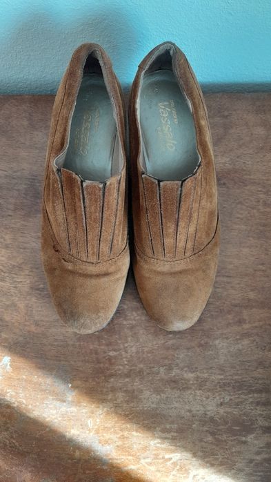 Botas camurça até ao tornozelo, de cunha, com elástico no peito do pé