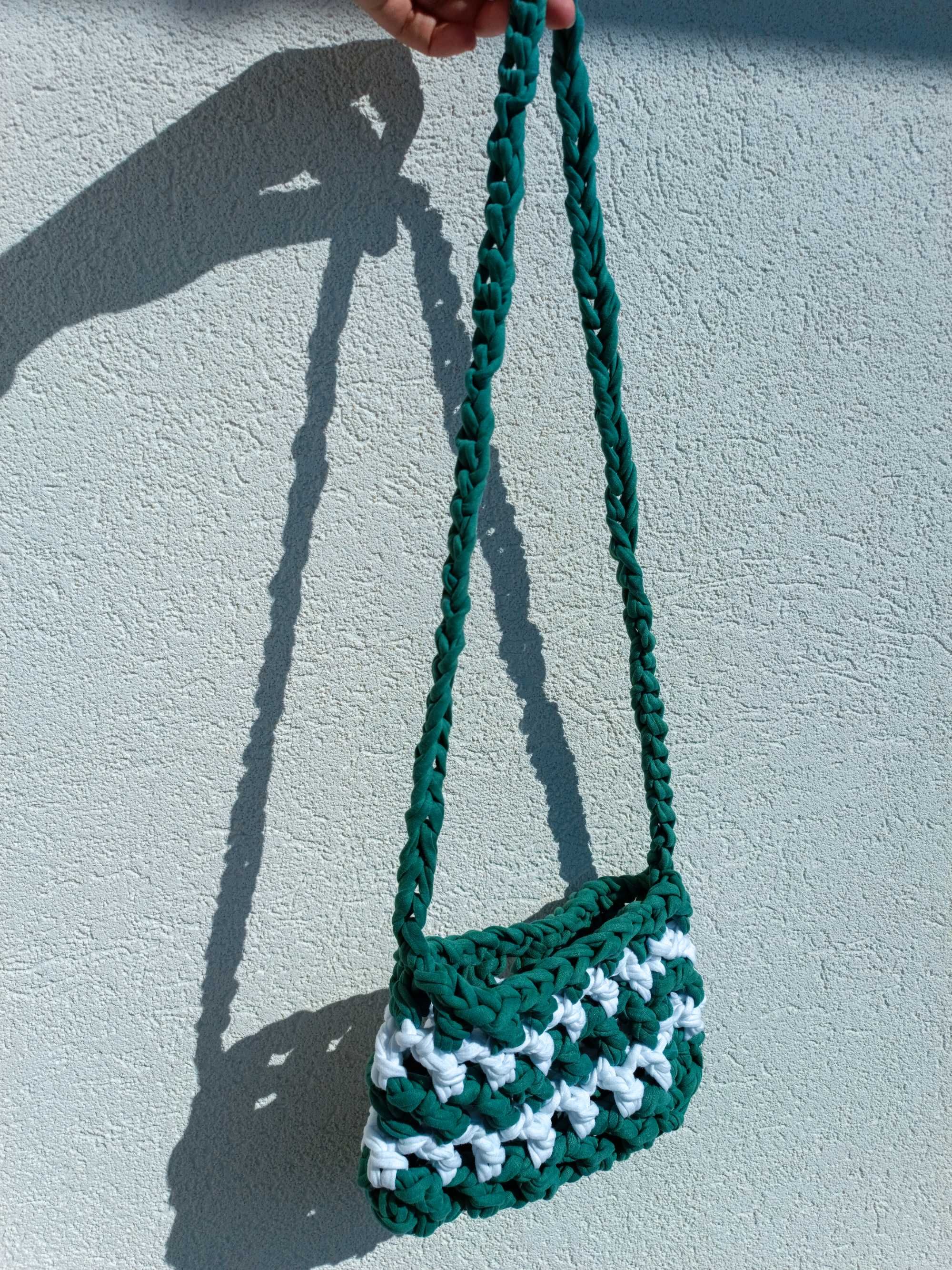 Bolsas em crochet feitas à mão