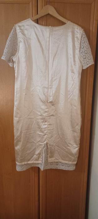 Beżowa sukienka koronkowa