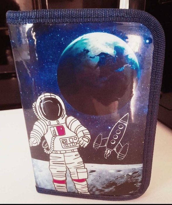 Piórnik szkolny kosmonauta