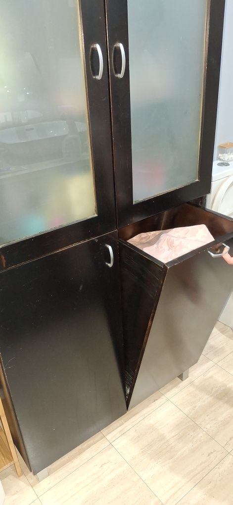 Móvel de casa de banho com cesto de roupa