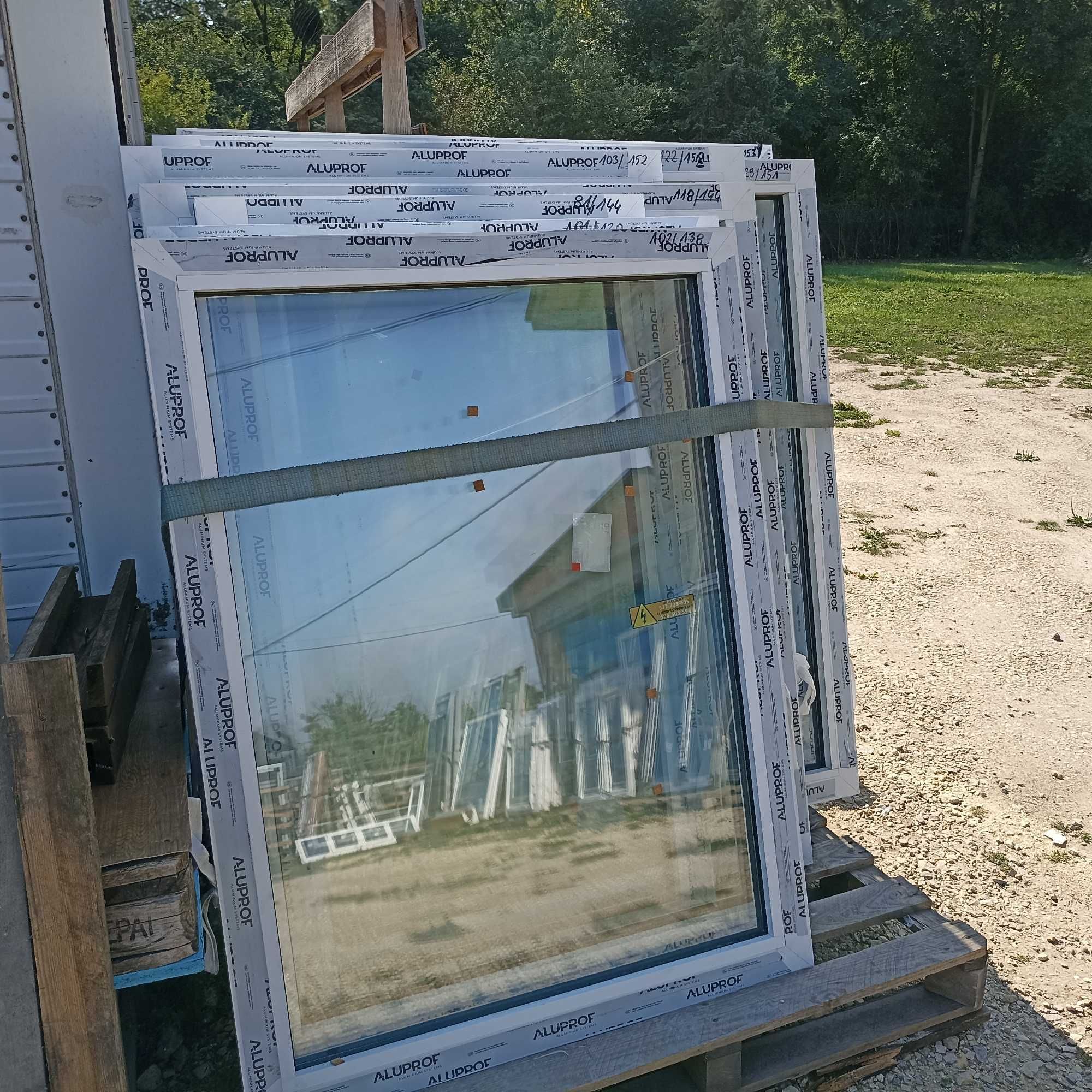 Okno alu 133/153 fix białe