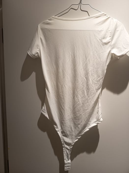 Vendo body branco M feminino com fecho,novo
