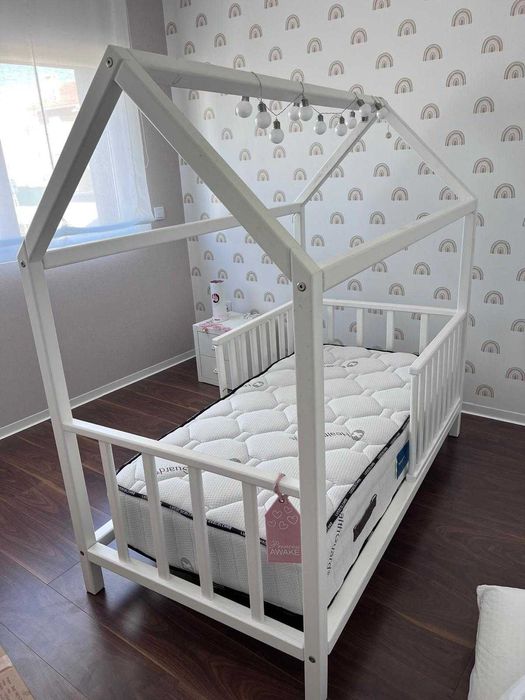 Cama Criança Casinha + Guarda fatos + cabides