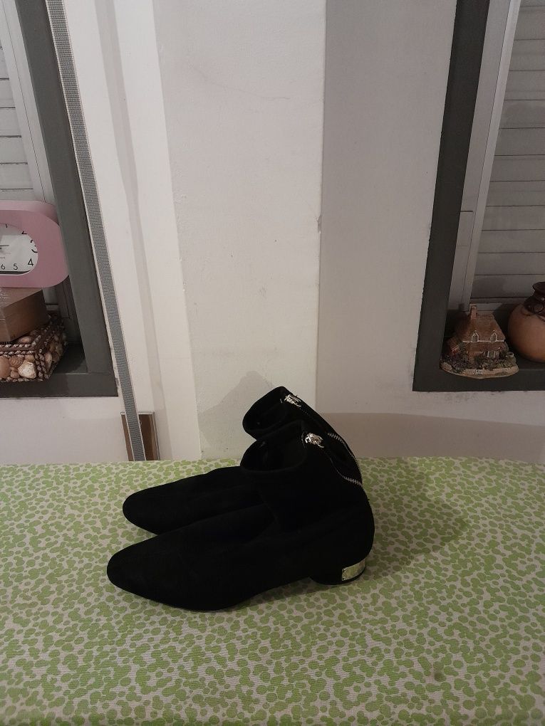 Vendo Botas de Senhora ZARA muito bonitas como novas