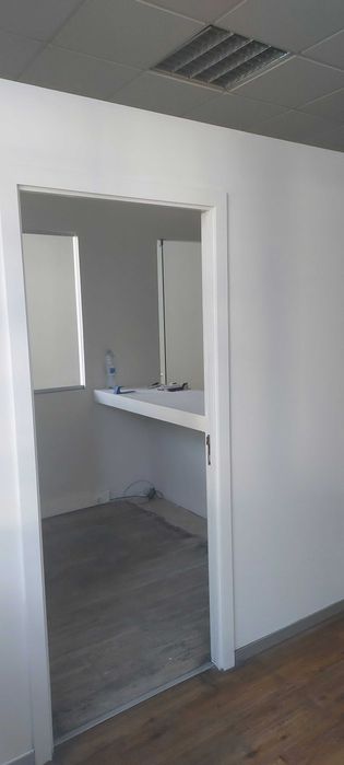 Armazém / loja com escritório, 200m2 e pé direito alto.
