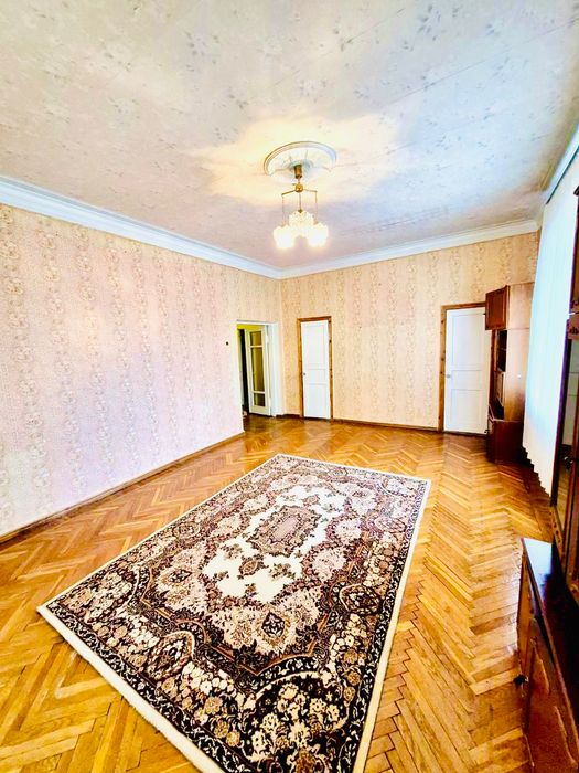 Продам елітну трикімнатну квартиру в центрі міста - 100 м².